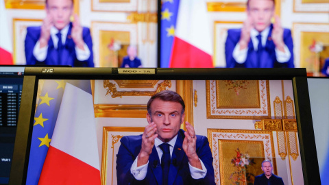 Emmanuel Macron, visto desde los monitores en la sede de AFP en París, a 5 de diciembre de 2024. | Ludovic Marin - Europa Press