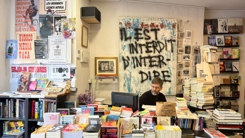 Luis Gallego, en La Fuga, rodeado de libros.