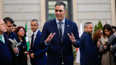 El presidente del Gobierno Pedro Sánchez se dirige a medios de comunicación a su llegada al Congreso de los Diputados con motivo de la celebración del Día de la Constitución