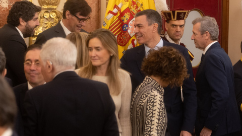 El presidente del Gobierno, Pedro Sánchez, saluda al president de Catalunya, Salvador Illa, y al presidente de la Región de Murcia, Fernando López Miras, este viernes en el Congreso.