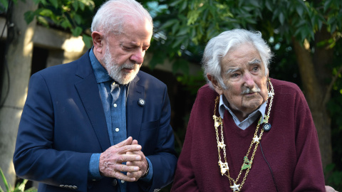 El expresidente de Uruguay, José Mujica (d), habla con el presidente de Brasil, Luiz Inácio Lula da Silva, este jueves, en Montevideo (Uruguay).