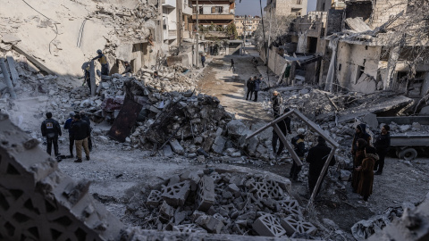 Vista general de la destrucción en un campamento para desplazados en la ciudad de Harbanoush, causada por un ataque aéreo del régimen sirio