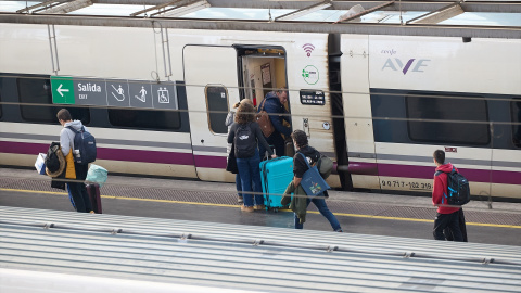  Varios viajeros con maletas en la estación de Puerta de Atocha-Almudena Grandes. Jesús Hellín / Europa Press.