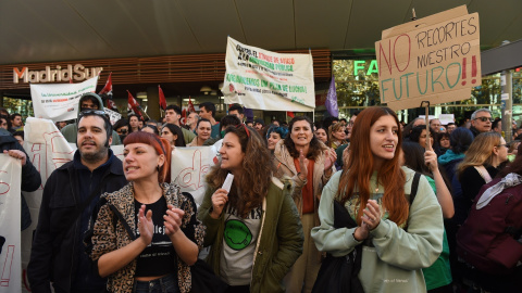 Varias personas durante una concentración por la Universidad Pública ante la Asamblea de Madrid