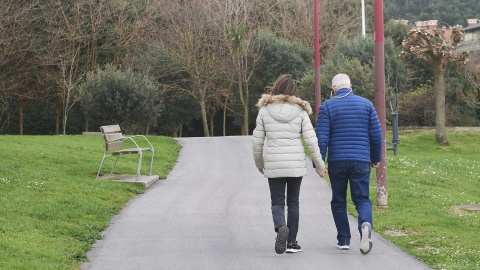 Dos personas caminan por el Parque Cotolino, en Castro Urdiales (Cantabria). EUROPA PRESS/C. Ortiz