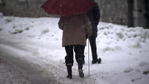 La vuelta del puente arranca con alerta roja por nevadas en el norte peninsular