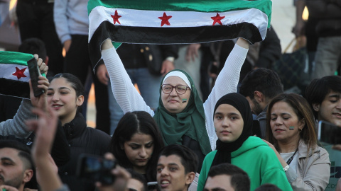 Sirios celebrando en Atenas el fin del régimen de Bashar al-Assad.Aristidis Vafeiadakis/ZUMA Press / DPA/ EuropaPress