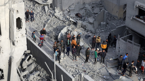  Palestinos inspeccionan los escombros de los edificios destruidos tras los ataques aéreos israelíes en el campo de refugiados de Al Nuseirat, en el centro de la Franja de Gaza. Omar Ashtawy/ Europa Press.