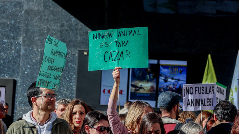 Una mujer sujeta una pancarta de 'Ningún animal es para cazar' en una concentración bajo el lema ‘No a la caza’, en la Plaza de Callao, a 5 de febrero de 2023, en Madrid (España).