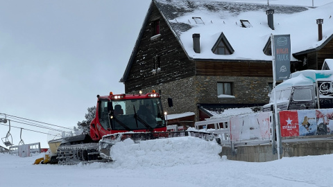 09/12/2024 - Una màquina treballant a l'estació de Port Ainé (Pallars Sobirà) aquest dilluns.