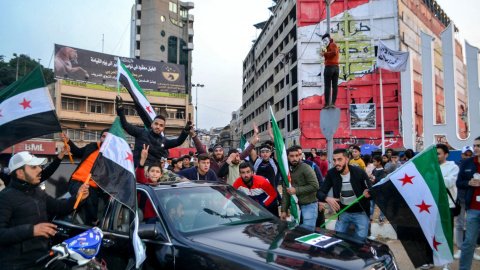 Ciudadanos sirios celebran la huida del presidente Bashar al-Assad tras cinco décadas de dictadura.