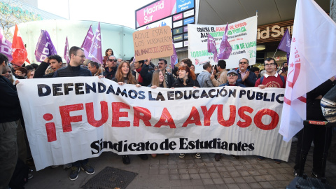 Varias personas con una pancarta durante una concentración por la Universidad Pública ante la Asamblea de Madrid, a 5 de diciembre de 2024.