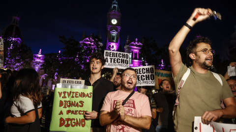 Varias personas durante una manifestación por el derecho a la vivienda, a 19 de octubre de 2024, en Valencia, Comunidad Valenciana (España)