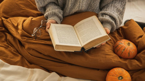 Lecturas para una tarde de otoño. Foto: Monstera Production / Pexels.