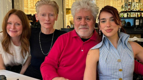 Dua Lipa posa con Almodóvar, Tilda Swinton y Julianne Moore / @AgustinAlmo.