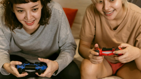 Los videojuegos cooperativos son ideales para compartir. Foto de Ketut Subiyanto/Pexels 