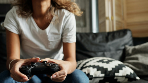 Las chicas se abren camino en el sector de los videojuegos. Foto de Tima Miroshnichenko/ Pexels