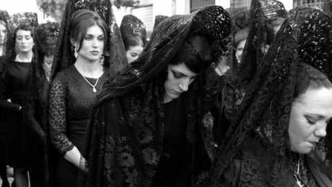 Mantillas en la Cofradía de Nuestro Padre Jesús Caído, en Córdoba. Foto: Manolo Blanco, vía Flickr.