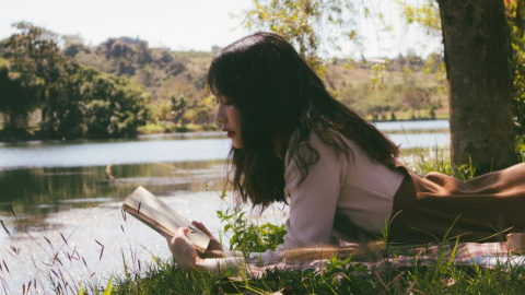 Esta es nuestra lista de 13 libros feministas que todos deberíamos leer. Foto: Nguyen Thu Hoai / Unsplash.