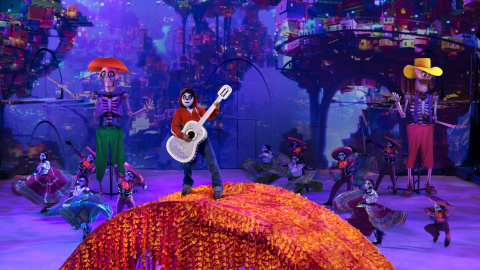 El número 'Un poco loco' de la película 'Coco', representado en el espectáculo 'Disney On Ice'. Foto: Feld Entertainment 