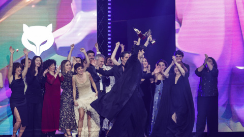 El equipo de la serie ´La Mesias´ tras recibir el Feroz a mejor serie dramática durante la gala de la undécima edición de los Premios Feroz, galardones que entrega la Asociación de Informadores Cinematográficos de España (AICE), este vierne