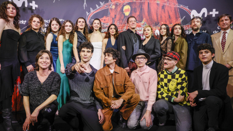 Los directores, Javier Calvo (2i abajo) y Javier Ambrossi (c-abajo), "Los Javis", posan con el reparto y músicos de la serie a su llegada al photocall y posterior concierto de “Stella Maris”, grupo musical de la serie “La Mesías” este lunes