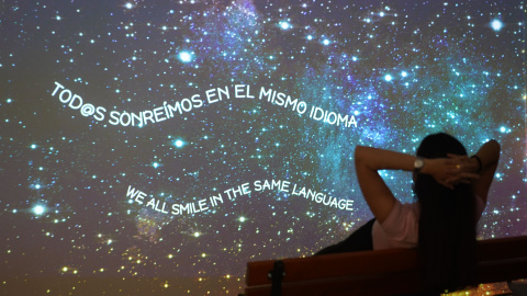 Una mujer contempla las estrellas en el jardín de las sonrisas del Museo de la Felicidad. Foto: MüF