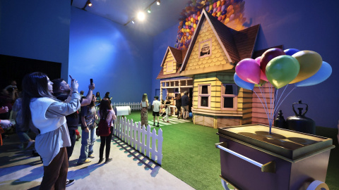 El  el jardín y la casa de Carl Fredricksen, protagonista de 'Up',   abren la exposición inmersiva 'Mundo Pixar' en Ifema. Foto:   Disney