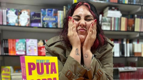 Penny Jay junto a su libro 'Puta gorda feminazi'. Foto: Instagram.