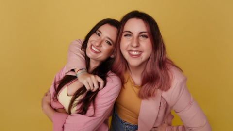 Carolina Iglesias y Victoria Martín en una foto promocional de la sexta temporada de 'Estirando el Chicle'. Foto: Cedida por Podimo.