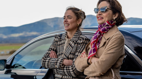 Patricia López Arnaiz y Adriana Ozores, en el rodaje de 'Galgos'. Foto: Movistar Plus+ / Manuel Román y Emilio Pereda