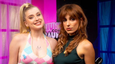 Samantha Gilabert y Maialen Gurbindo (conocida como Chica Sobresalto) sacan su faceta más comunicativa en el podcast 'Triunfitas con traumitas'. Foto: Podimo.