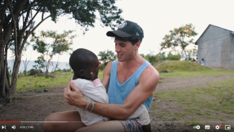 El influencer Daniel Illescas en uno de sus viajes a Kenia. Fotograma de un vídeo de su canal de Youtube.