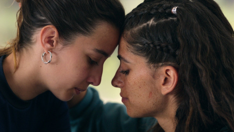 Zoa (Amaia Aberasturi) y Bel
(Begoña Vargas), en un fotograma de la segunda temporada de 'Bienvenidos al Edén'.