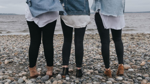 En 1800, las mujeres debían pedir un permiso a la policía para ponerse pantalones. Foto: Becca Tapert / Unsplash.