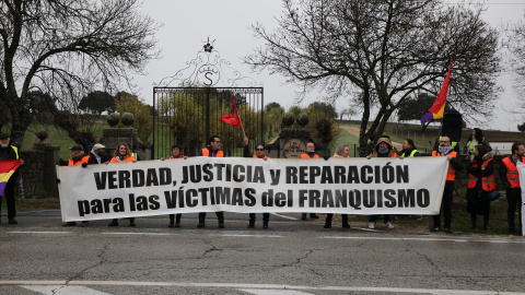 Varias personas sujetan una pancarta durante la XIX concentración frente al Valle de Cuelgamuros (Madrid), a 23 de noviembre de 2024.