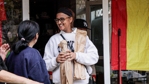 Nawal Sabri, panadera de Alfafar, reparte pan a los vecinos de su barrio