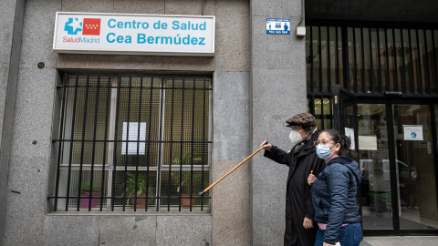 Dos personas con mascarilla en las inmediaciones del centro de salud Cea Bermúdez, a 10 de enero de 2024, en Madrid (España).