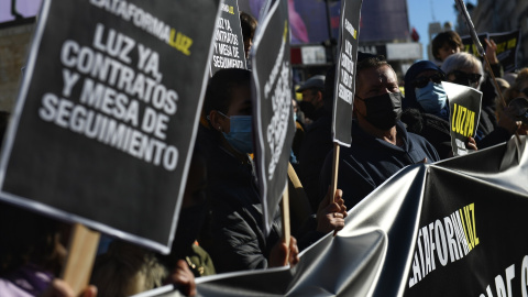 Varias personas, con pancartas, se manifiestan para exigir contratos de luz para La Cañada Real, en la Puerta Del Sol, Madrid. Fernando Sánchez / Europa Press.