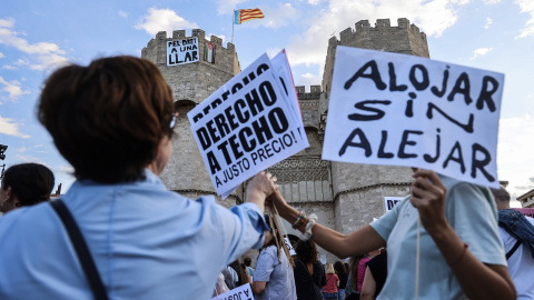 Decenas de personas durante una manifestación por el derecho a la vivienda, en Valencia.