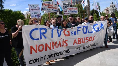 Concentración de trabajadores de la CRTVG el 25 de abril de 2023 frente al Senado.