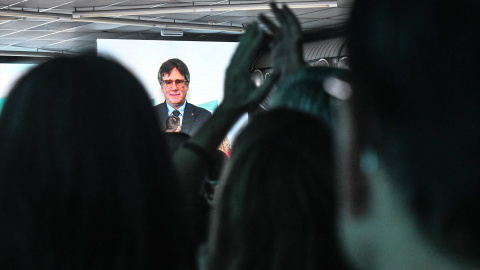 El nuevo presidente de Junts, Carles Puigdemont, interviene por videoconferencia durante la última jornada del Congreso de Junts en Calella (Barcelona).