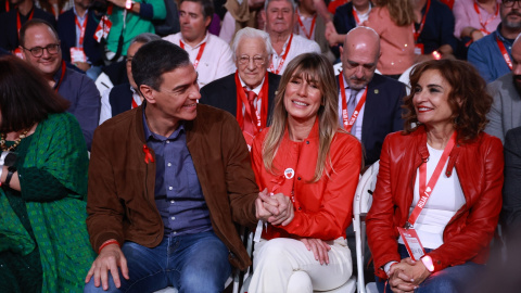 Pedro Sánchez (i), su esposa, Begoña Gómez (c), y María Jesús Montero (d), durante el 41 Congreso Federal del PSOE en Sevilla, a 1 de diciembre de 2024.