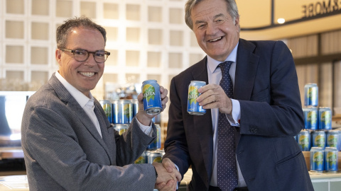 El director general de Nestlé España, Jordi Llach, y el director general de Damm, Jorge Villavecchia, tras el acuerdo entre ambas firmas para la producción y comercialización del refresco 'Nestea'.