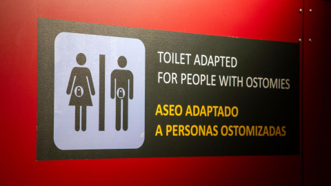 Aena dispone de aseos para personas con ostomía en sus aeropuertos