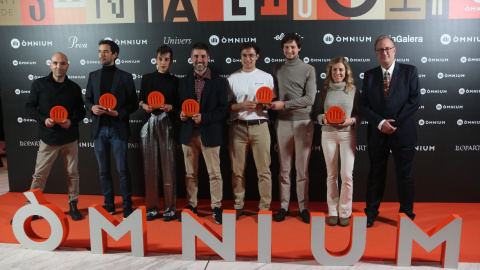 Fotografia de família amb els autors premiats a la Nit de Santa Llúcia 2024