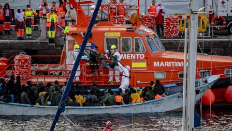 Un cayuco a su llegada al puerto de La Restinga, a 7 de diciembre de 2024, en El Hierro.