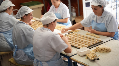 Trabajadoras haciendo mantecados en la fábrica La Colchona. A 04 de diciembre de 2024, en Estepa, Sevilla (Andalucía, España).