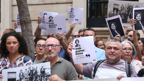 Manifestantes por la memoria democrática a las puertas del Parlament Balear.