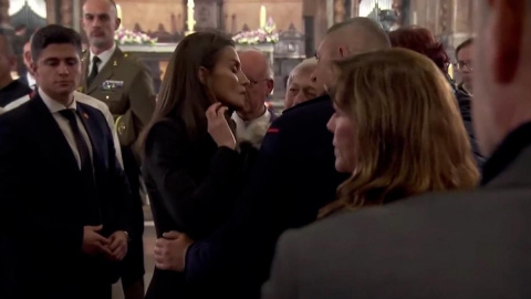 Instante en el que una mano se posa sobre la cintura de la reina Letizia en la misa funeral por las víctimas de la DANA en València.